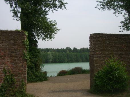 Goch-Asperden : Gut Graefenthal, durch die Öffnung in der alten Klostermauer gelangt man zum See